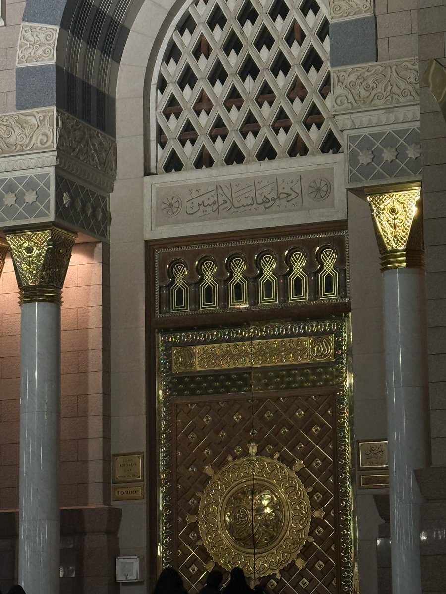 iirlii5's tweet photo. لقد إصطفاني لـ لقائه مجددًا عدتُ إليه مشتاقة شوقًا كثيرًا أجمـلُ بقاع الأرض مدينة نبينا مُحمـد🤎 https://t.co/zhPs2Q6SpB