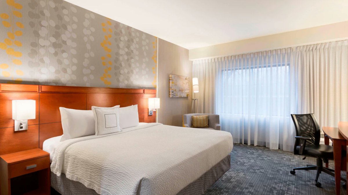 CourtyardKzoo's tweet photo. Traveling for business or planning a weekend getaway? 🧳✨ Your home away from home is waiting at Courtyard Kalamazoo Portage. Sink into our ultra-comfy bedding and unwind in a spacious room designed for your ultimate relaxation.

Book here: 🔗 https://t.co/otOr6Okok7 https://t.co/mbcXGDjMr2