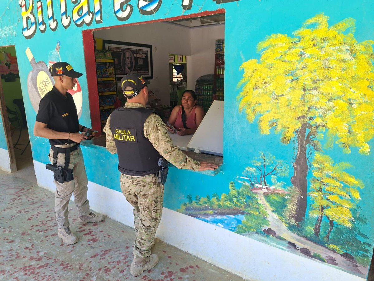 Ejercito_Div1's tweet photo. En el corregimiento de Nuevo Colón, municipio de Pueblo Bello, #Cesar, soldados del @GaulaMilitares desarrollan una jornada de prevención dirigida a la comunidad, dando a conocer la #Línea147 ☎ un canal gratuito y confidencial para denunciar casos de extorsión y secuestro.

​#YoNoPagoYoDenuncio
#DecimaBrigada🪖