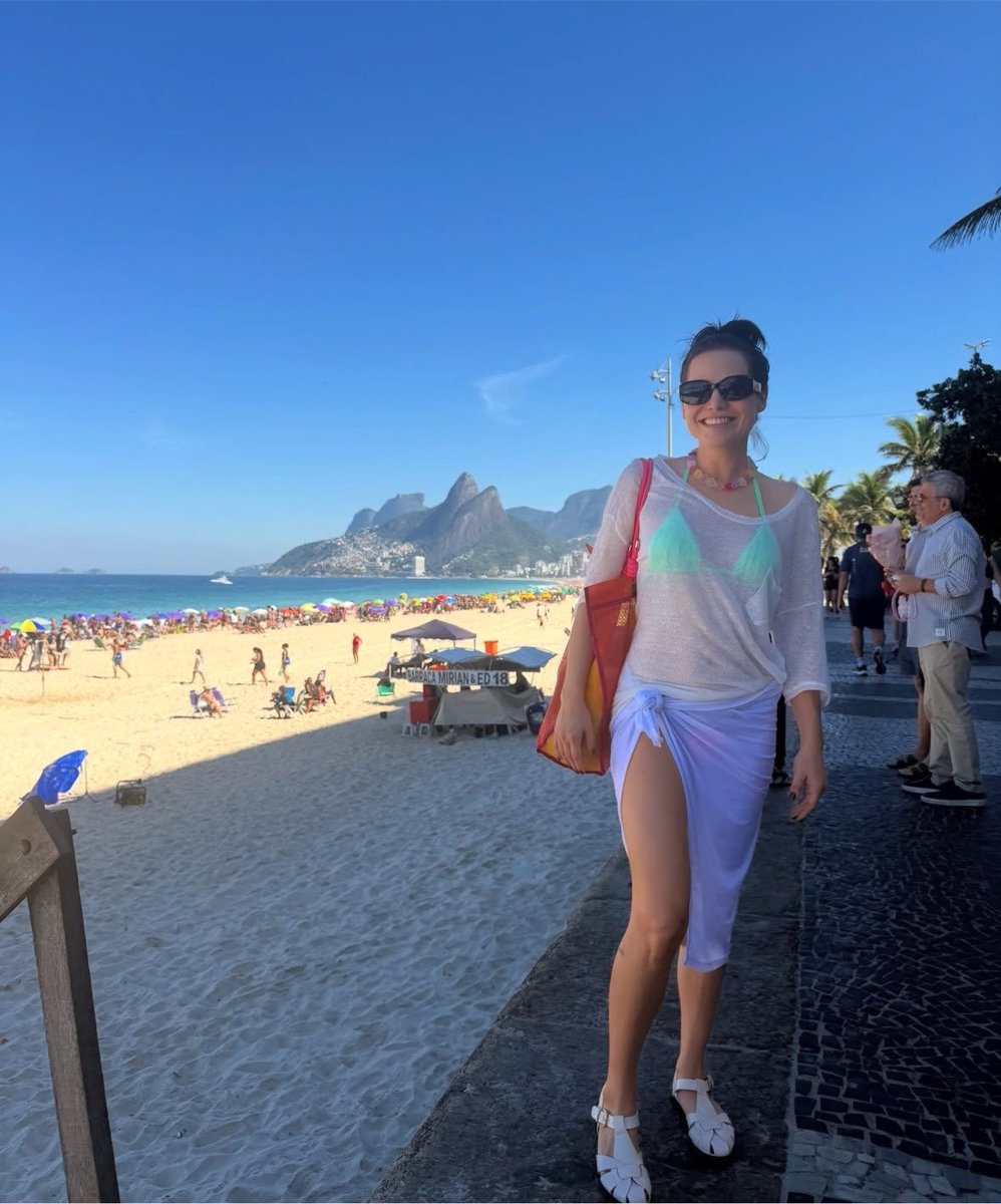 ilyhenstridge's tweet photo. vitória e leticia postando foto na praia hoje, minhas princesas amo tanto 🤍 https://t.co/akzWBkTDhK