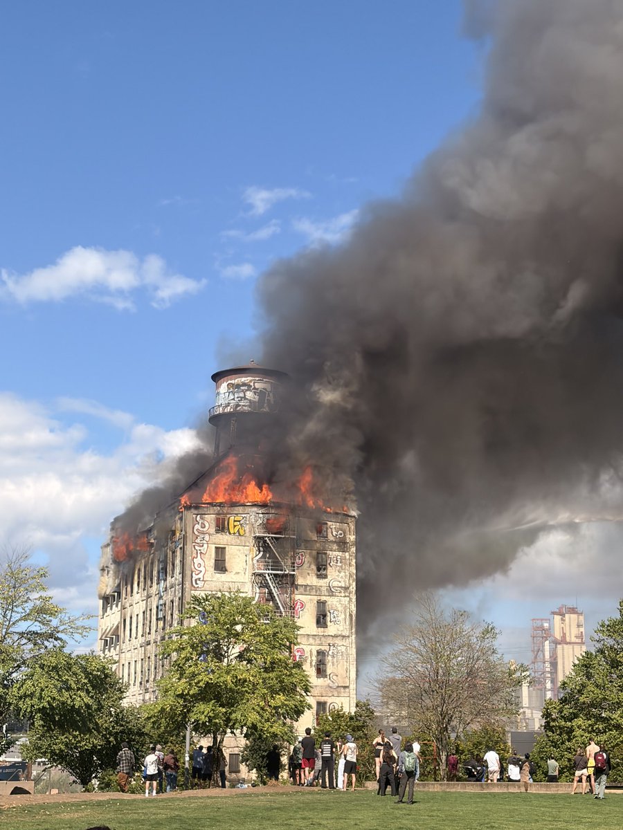 girliesguideAI's tweet photo. @PDXFire https://t.co/6x7Y6aUTce
