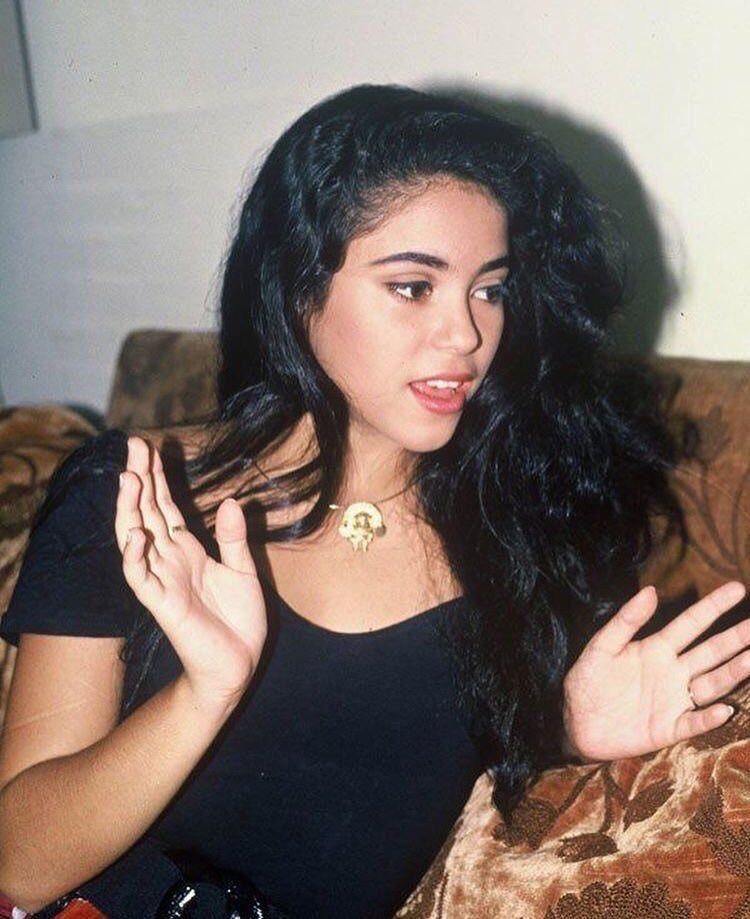 OldInternetFeel's tweet photo. Shakira in the 90s https://t.co/7b5tMmKLRh