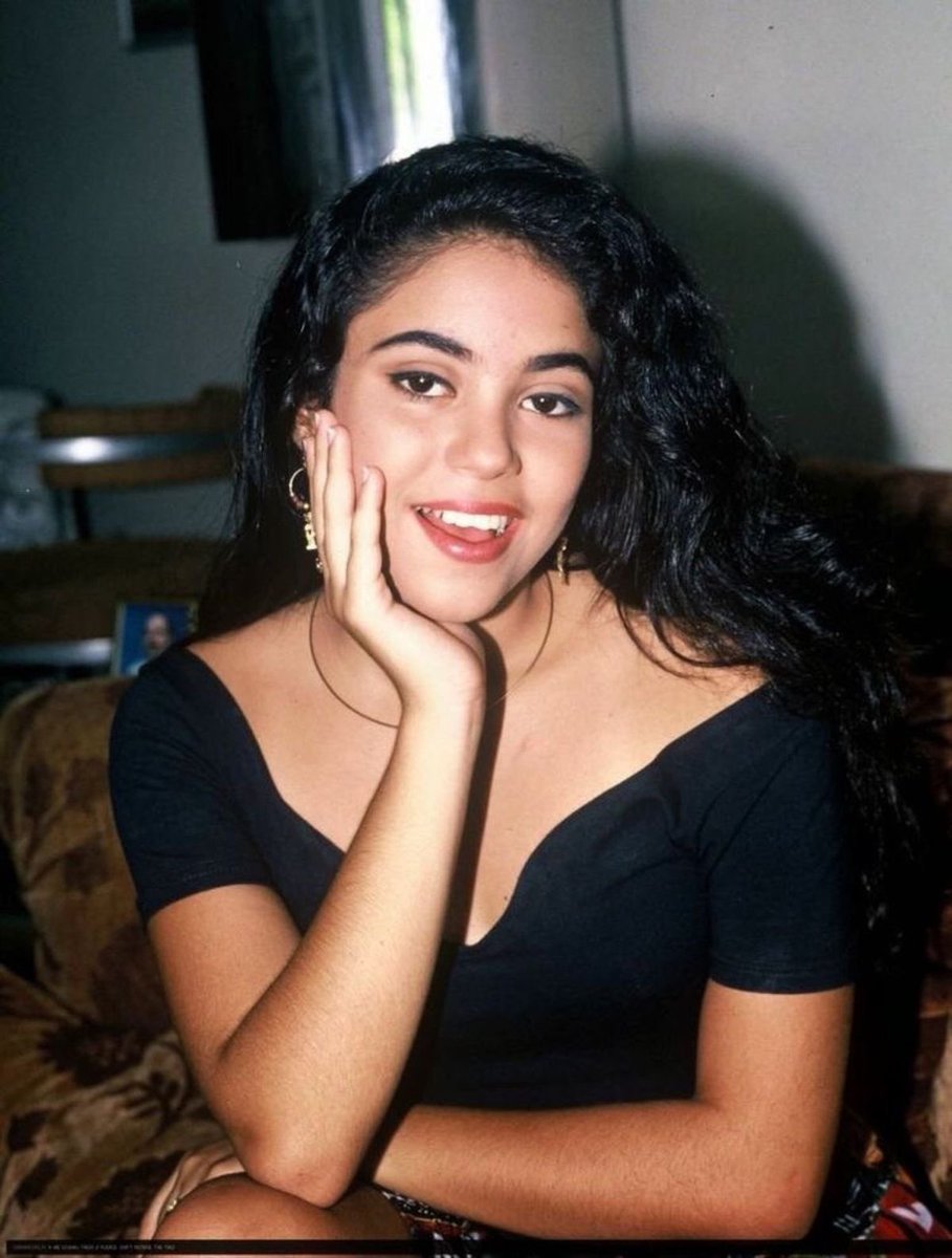 OldInternetFeel's tweet photo. Shakira in the 90s https://t.co/7b5tMmKLRh