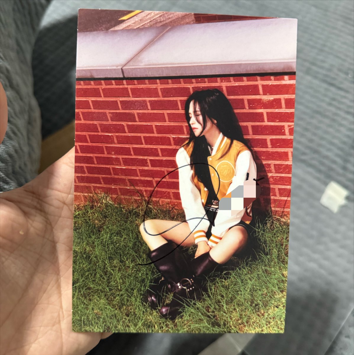 ryangrtw's tweet photo. Não consigo acreditar que ela tocou e assinou essa foto lá da Coreia e eu aqui morando no cu do Brasil consegui tê-la em minhas mãos 🥹🥹 MINA EU TE AMO DEMAIS DEMAIS DEMAIS https://t.co/VPMfLWwuSI