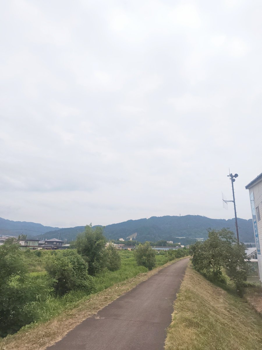 takapri0713's tweet photo. おはようございます

現在高山市気温26℃、曇り☁️
蒸し暑いです😥

8月になりましたね。毎日暑い日が続きます。
仕事をしていると水分補給を忘れがちなので気を付けたいですね🥤

熱中症対策はしっかりと、今週も頑張りましょう〜！

#飛騨高山 https://t.co/ZhkYcbPPe7