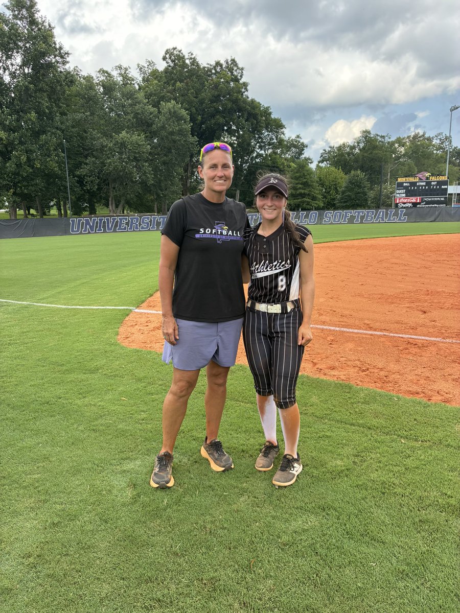 ClaireCarver28's tweet photo. I had a great time yesterday @MontevalloSB !! I enjoyed working with @11BWade on defensive footwork and had fun during the scrimmage! It was a beautiful campus and I can’t wait to go back! Go Falcons!! 💜💜 #igetto
@BSherSB @socalath2028 @08SCANATIONAL @ChrisJamesCoach @ExtraInningSB @SoftbalAmerica @Softball_Home @IHartFastpitch @MaxPreps @los_stuff