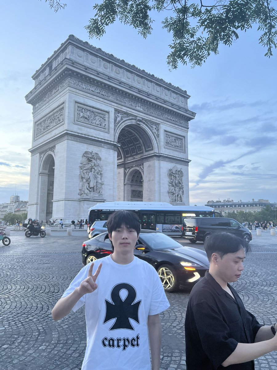 ok_z_u's tweet photo. 감독님 불러서 같이 좀 찍지 자기 혼자 포즈잡고있네 얼탱,, https://t.co/n24WgmbDWt