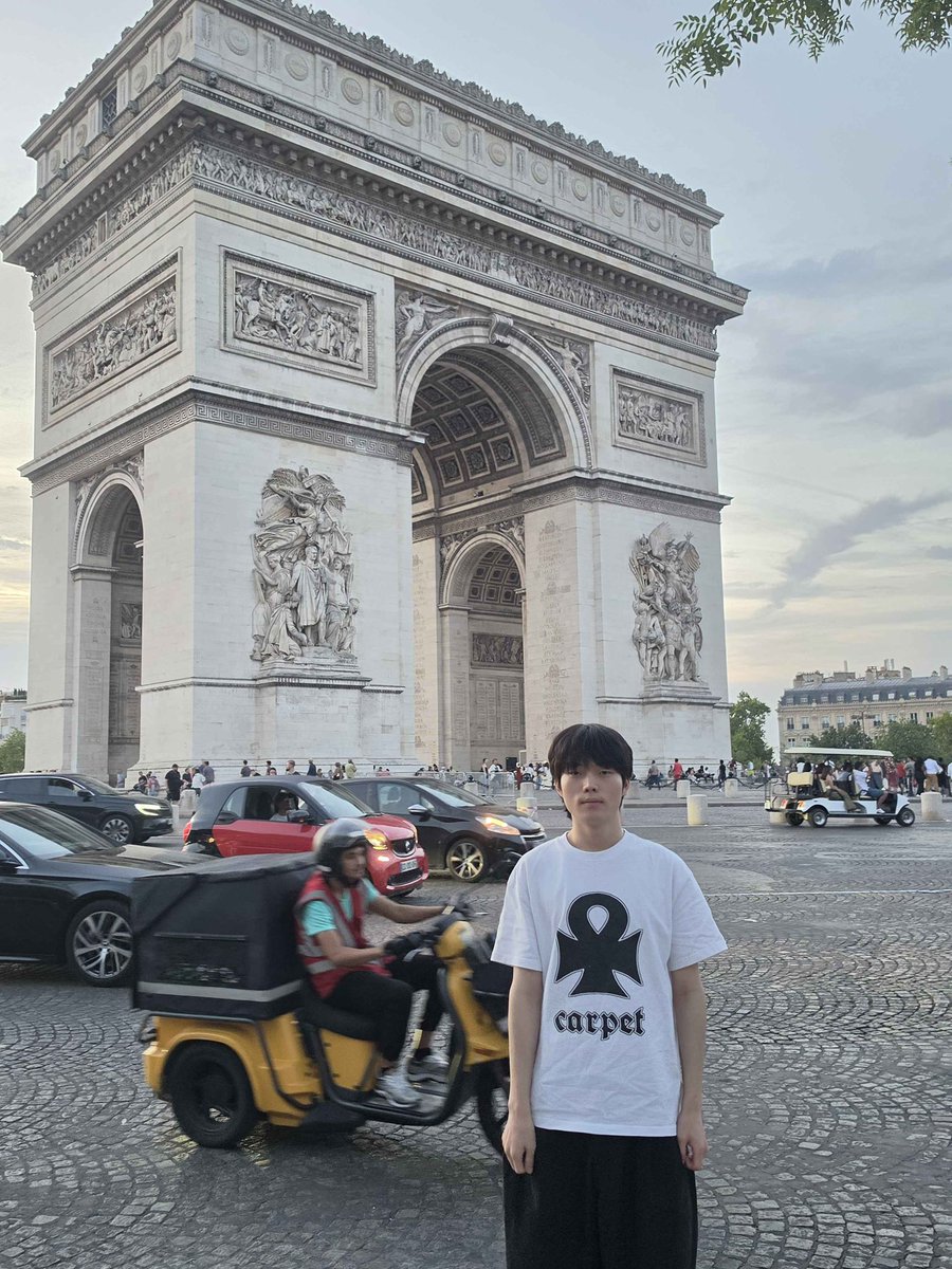 ok_z_u's tweet photo. 감독님 불러서 같이 좀 찍지 자기 혼자 포즈잡고있네 얼탱,, https://t.co/n24WgmbDWt