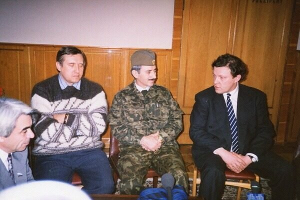 Romanburmalda's tweet photo. Григорий Явлинский ездил в Чечню, где вёл переговоры об освобождении российских военнослужащих из плена. Благодаря этим переговорам были освобождены 8 военнопленных. Пока Российское руководство игнорировало их, переговоры помогли вернуть людей домой. https://t.co/QsmbPtCphH