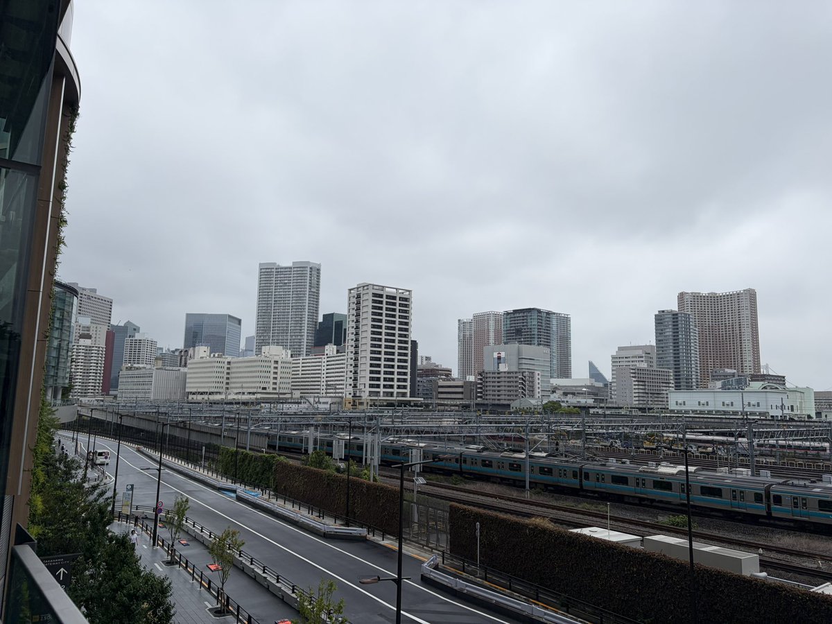 sureare's tweet photo. 田町芝浦のお化けトンネルから高輪ゲートウェイ、泉岳寺側に移動してみたが、通勤利用かなり多いのね。
綺麗な高ゲから、背や首をかがめて通るトンネルのギャップ。工事中の新道は歩道が先行開通のようだが、車道はまだまだ時間かかるのね。 https://t.co/hXBDjpAcA3