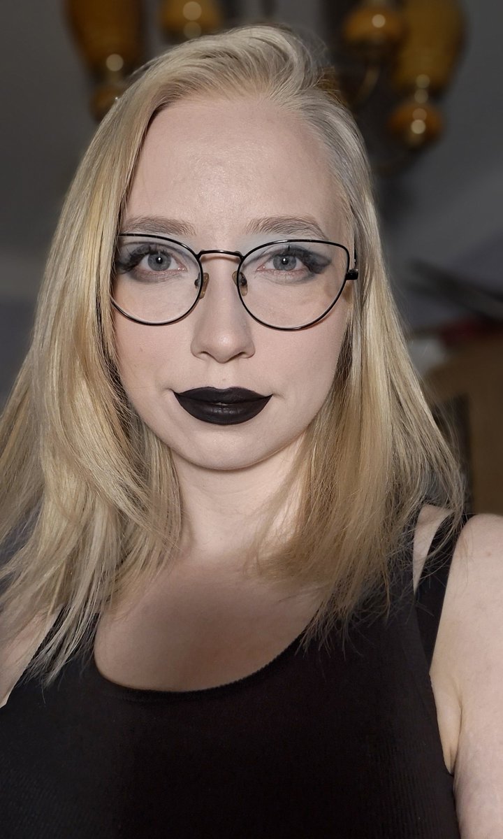 fluff_ghost's tweet photo. I feel like it's lowk giving pornstar but... 👀 

The dye didn't stick to my hair at all... https://t.co/RVPETp1zOz