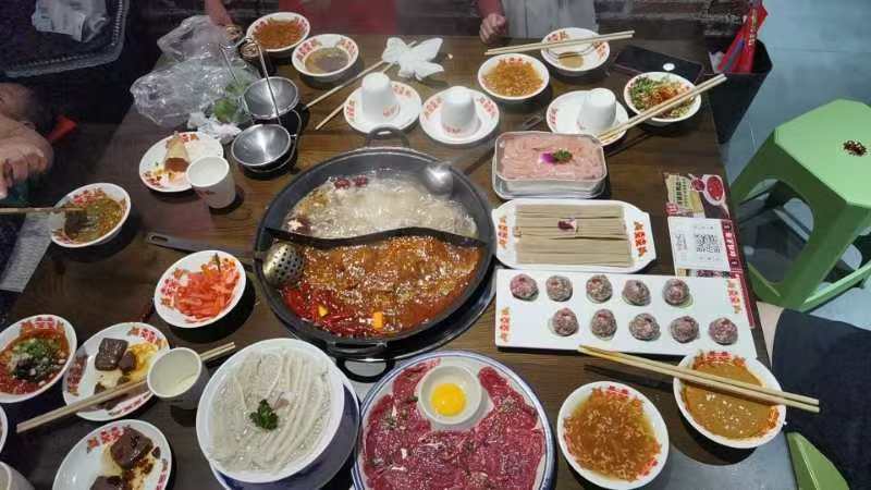 doxxt7799's tweet photo. 毕业十年聚首，火锅里冒的全是当年的碎碎念，笑到邻桌侧目，真好～ https://t.co/H5g7bmCAKR