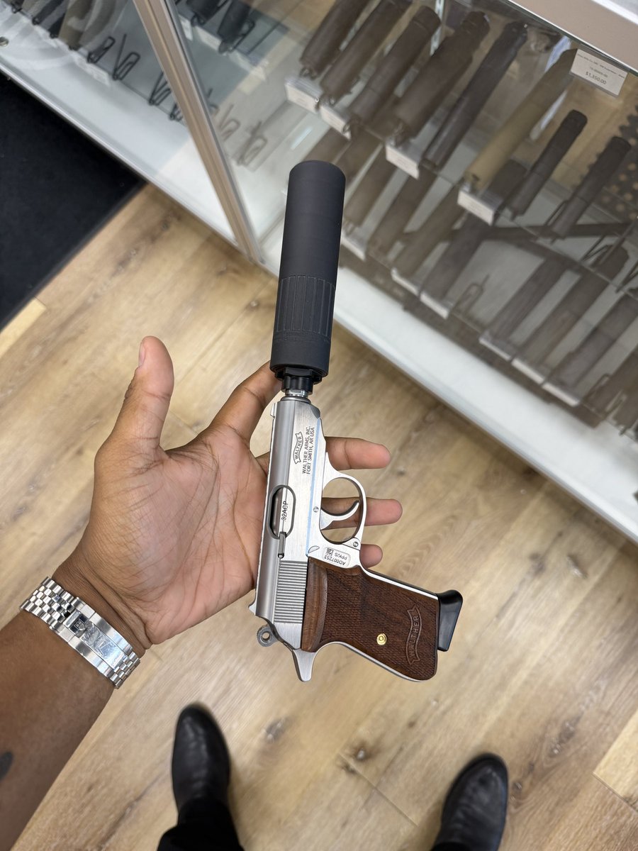 jerrycurld's tweet photo. My new EDC ain’t so crazy after all!! https://t.co/tWpF3Qd5XP