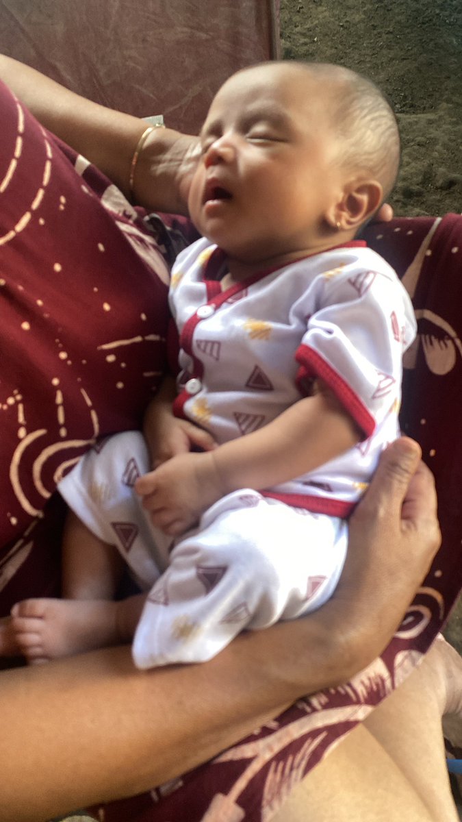 windayuniar28's tweet photo. Gaya apa ini nak, bubuk di rumah kepanasan diajak bubuk diluar begini gayanya https://t.co/26a12ZNMsl
