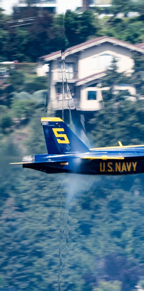 SeattleWXGuy's tweet photo. Today's Shockwave during hIghspeed pass over Lake Washington #Seafair Blue Angels #aviation #Seattle https://t.co/xd1DPqzQ4J