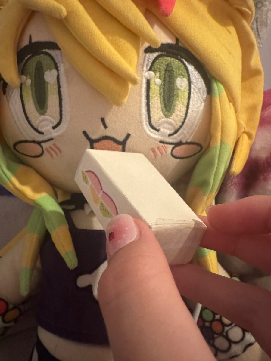 FishMilk137617's tweet photo. Made some paper foods for cherry so i can feed her🥹 https://t.co/stsEzg5CVT