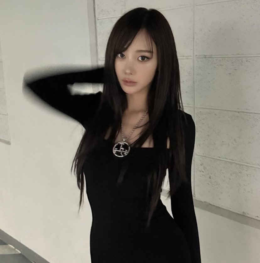 airynote's tweet photo. hot girls for #theclockstrikesblue d2! so surreal to see one of my friends up on stage killing it (fancam attached below for proof! and for all you stans out there..) very fun and i’m very proud, blue hour is crazy talented and now i will be drinking the night away! https://t.co/ceFPtBZDxq