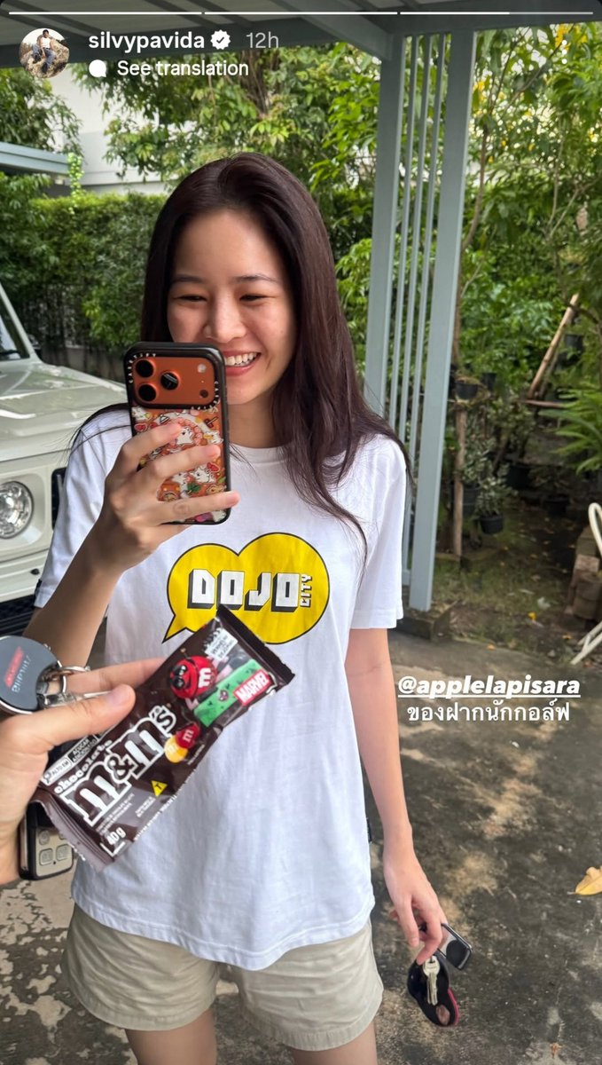 whos_elsa's tweet photo. Simplesmente a Silvy dando M&amp;M pra Apple e ensinando português pra ela q coisa mais fofa 🥺🤏🏼

#Applelapisara https://t.co/ZoDdh3RBU7