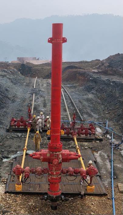 audelinomacario's tweet photo. #UltimaHora Petróleos Mexicanos anuncia que despues de 151 días, logró controlar y cerrar definitivamente el pozo #Krem1 
La paraestatal difundió una imagen en la que se aprecia una serie de válvulas de control y en un comunicado, asegura que en la zona ya no se presenta "flujo en la superficie".
El #Krem1 se descontroló el pasado 5 de marzo en #LasChoapas, #Veracruz, cuando era perforado por la compañía #Schlumberger a unos 3,400 metros de profundidad. 
Era un pozo exploratorio en el que se proyecto invertir alrededor de 38 millones de dólares. 
Cerrarlo es renunciar a la inversión y justificar los gastos por la emergencia, que se estiman podrían superar incluso el costo que representó perforarlo.
@Pemex en el comunicado de anuncio del control del pozo, destaca que se está atendiendo a 45 comunidades, pero no da fechas para el pago de afectaciones en unos 10 kilómetros a la redonda, donde el paisaje pasó de montañoso a desértico por todas las semanas que duró el incendio y la contaminación.