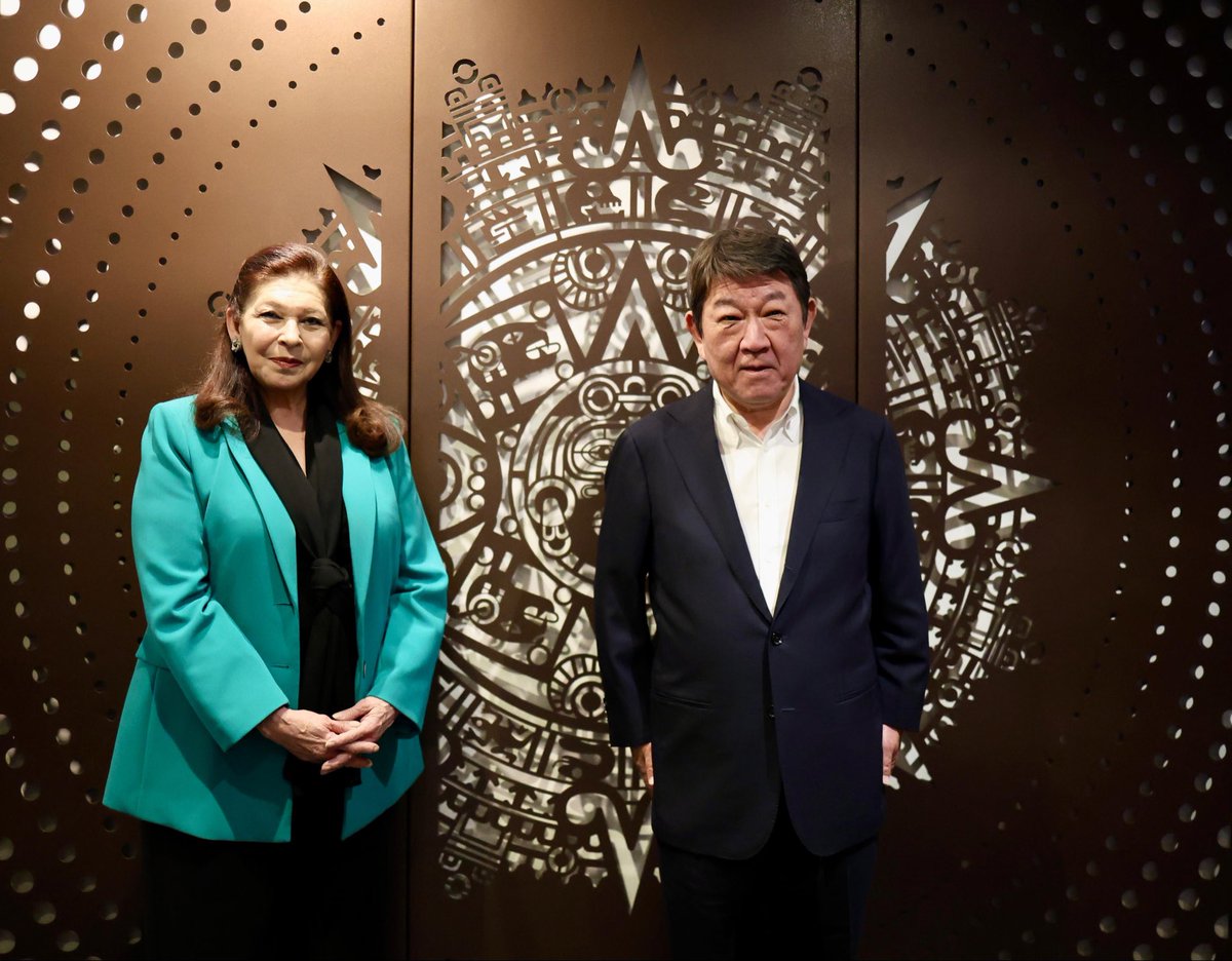 mtmercado2002's tweet photo. 🤝En representación del Secretario  @r_velascoa, tuve el gusto de dar la bienvenida a México al Ministro de Asuntos Exteriores de Japón, @moteging.

Estoy segura de que su visita seguirá fortaleciendo la relación de amistad y cooperación que une a nuestros países 🇲🇽🇯🇵. https://t.co/ri1VBk7Lfi
