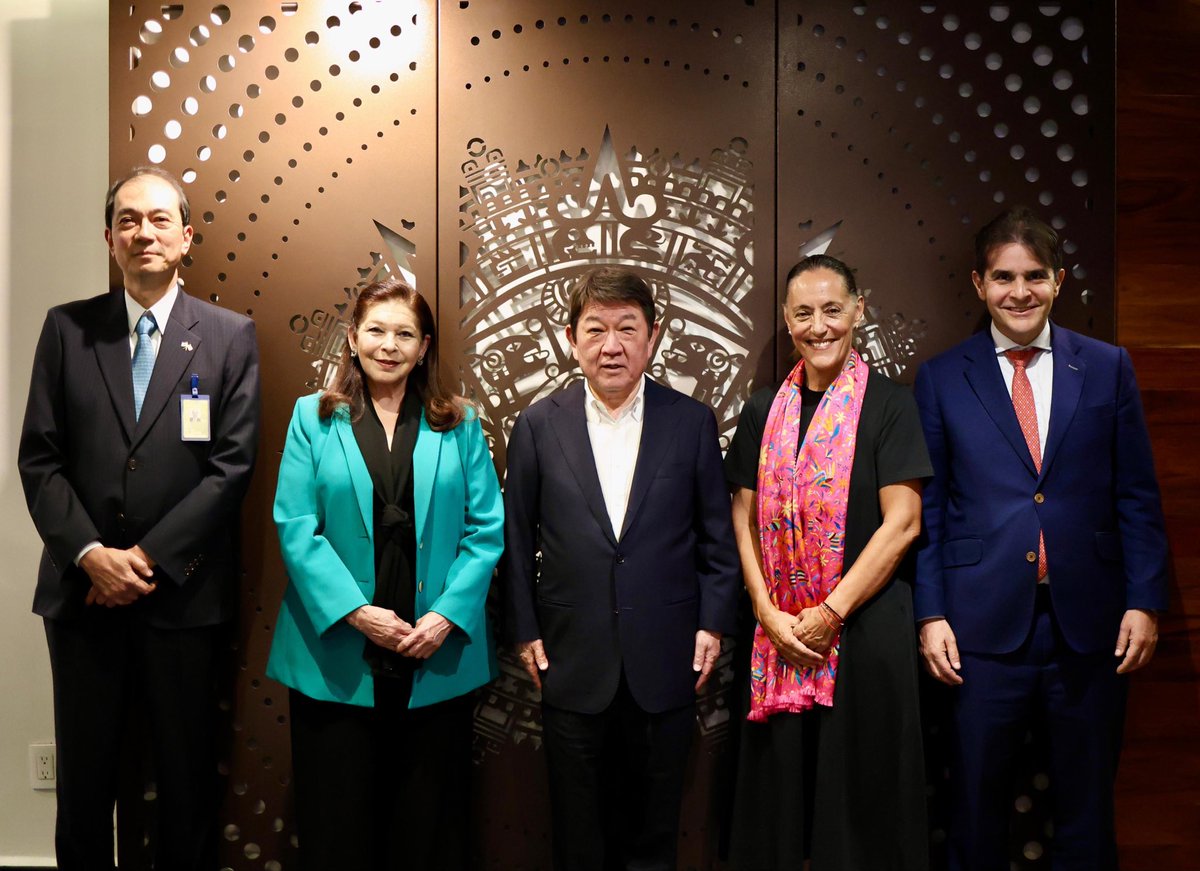 mtmercado2002's tweet photo. 🤝En representación del Secretario  @r_velascoa, tuve el gusto de dar la bienvenida a México al Ministro de Asuntos Exteriores de Japón, @moteging.

Estoy segura de que su visita seguirá fortaleciendo la relación de amistad y cooperación que une a nuestros países 🇲🇽🇯🇵. https://t.co/ri1VBk7Lfi