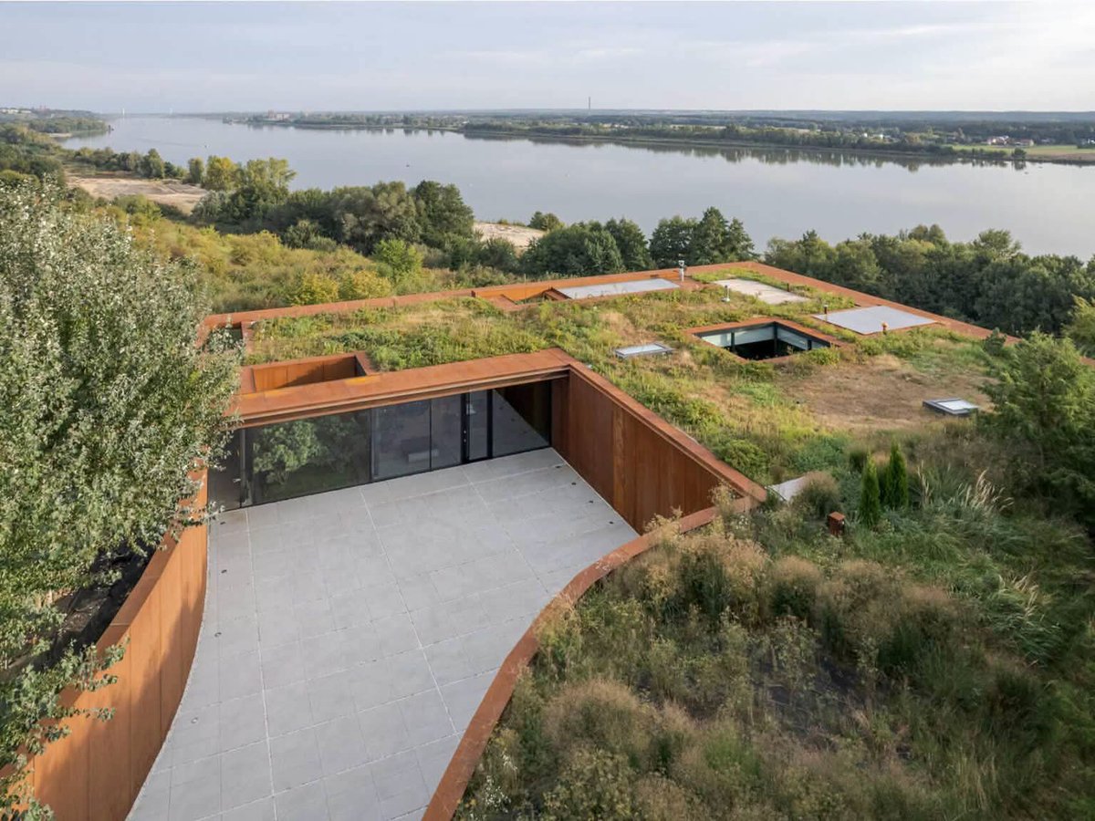 samiefrank's tweet photo. Very impressive 💚🌿

Architect shared an example of  home taking shape of a slope landscape less nature interruption.

By 77 Studio Architects, Poland https://t.co/yyTAKXbPiI