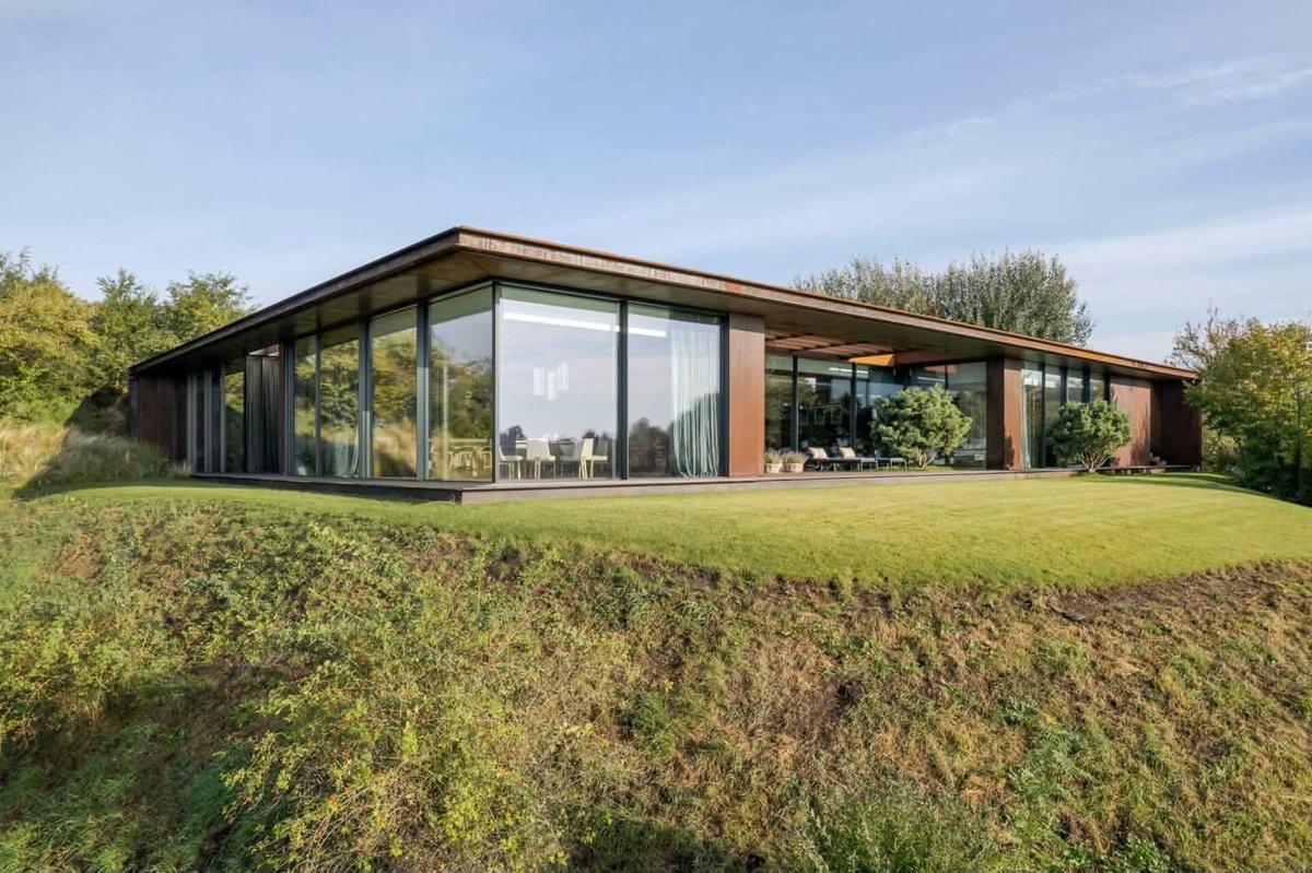 samiefrank's tweet photo. Very impressive 💚🌿

Architect shared an example of  home taking shape of a slope landscape less nature interruption.

By 77 Studio Architects, Poland https://t.co/yyTAKXbPiI