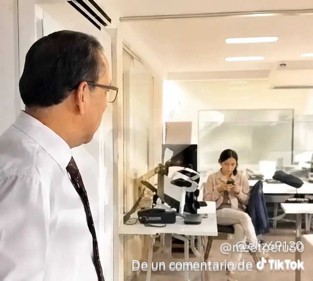 Dumsito23's tweet photo. Imagina ser el Ministro de Salud Dyer, visitar de sorpresa sin previo aviso al MINSA para supervisar todo y que se esté laborando perfectamente, y lo primero que ve es a una trabajadora hueveando en su celular viento TikTok. Habrá despidos masivos😹

#peru
#Essalud
#Perú 
#Keiko https://t.co/JJcXqU0MC5