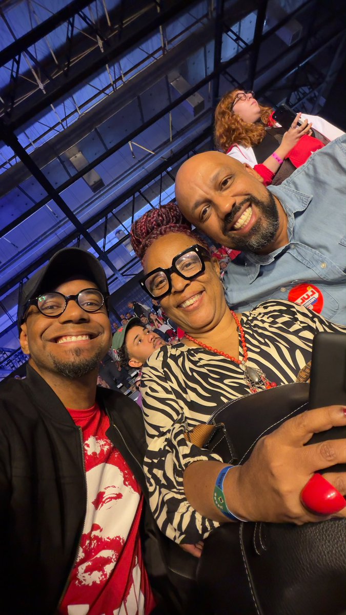 lazarorosa25's tweet photo. Na Convenção do Lula, ao lado da minha querida amiga Ruth Lopes (@Ruth1201 ), minha candidata a deputada federal por São Paulo, e do meu amigo Alan Bueno, referência em tecnologia para campanhas políticas.

Juntos rumo à vitória. Pra cima 🇧🇷✊🏾

Ruth Lopes Deputada Federal
Haddad Governador
Lula Presidente