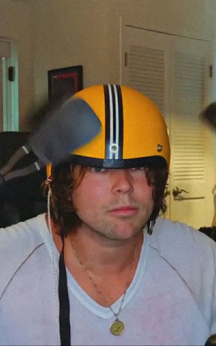 DailyBicep_AFI's tweet photo. Silly Ash is so cute https://t.co/yh1cKR16WU