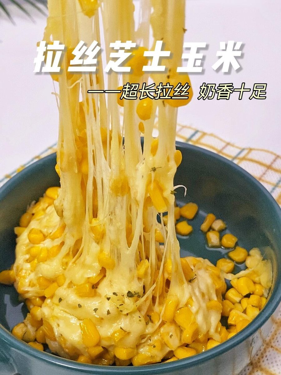 PinkieLardsgn's tweet photo. Crunchy Korean corndog oozing with melted cheese inside, fresh from the street cart! Perfect late-night snack fix https://t.co/Ao2EVRnfWJ