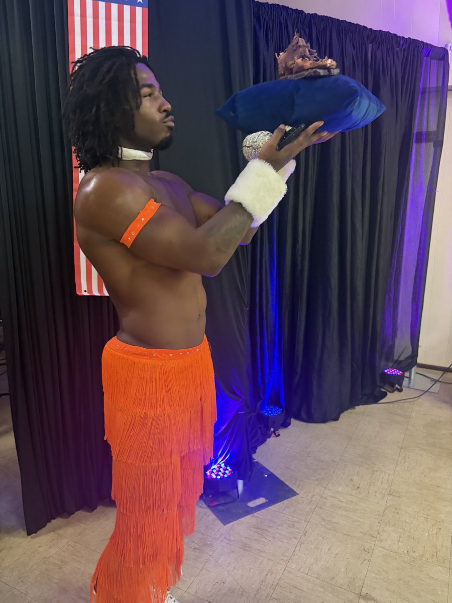 lasi_kieta's tweet photo. Guess who won the old shoe. #simplydivine #dustindivine https://t.co/T7S3Eo1vPR