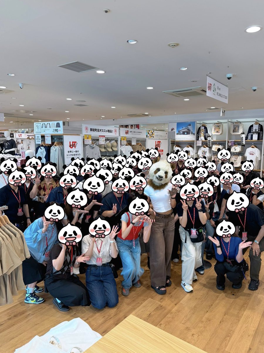 sunayamaco's tweet photo. 【ユニクロ御徒町店・サイン会にご参加いただいたみなさまへ】

改めまして、ご来店くださったみなさま
そしてサイン会にご参加いただいた112名を超えるみなさま
本当にありがとうございました！

普段のにがおえ会では1日にお会いできる人数が限られてしまうため
「もっとたくさんの方と直接お話しできないかな」と
ユニクロ御徒町店さまと相談し

今回は恐れ多くも
《サイン会・記念写真撮影会》という形で
開催していただきました。

実は予約開始後、ユニクロ公式さまにも
告知をしていただく予定だったのですが、
発表後すぐに全枠が埋まってしまいました。
（後日発表に変更となりました）

わたしは「112枠もみなさま本当に来てくださるのだろうか😨」と
かなりそわそわしていたので🤣

本当にびっくり��ましたし、
とても励みになりました。

以前開催した各地のイベントにも来てくださっている方や、
ずっと前につくったアイテムを
身につけて来てくださった方もたくさんいて
「そんなに前から見てくださっているのか！」と何度も驚きました。
そしてみなさま、本当に物持ちがいい……！笑
大切にしていただけてとても嬉しいです。

パンダを描きはじめてもうすぐ10年。
まさかユニクロさまでイベントをさせていただける日が来るとは
思ってもみませんでした。

今回、参加者の方に
3年前のイベントで撮影したお写真を見せていただいたのですが
ベニヤ板の前で撮影したものでした。

そこからユニクロ御徒町店さまの
空調の効いたきれいな什器の前へ……

ビジュアル的にはかなり
ステップアップしているのではないでしょうか。���

まだまだ自分が思い描いている景色には遠い、これからの作家です。

それでも、みなさまのおかげで
こうして楽しくサイン会を終えることができました。
本当にありがとうございました。

【差し入れやお手紙をくださったみなさまへ】
あたたかいお心遣いをありがとうございます！
特に食べ物は、最近のボディメイクの投稿から
気を遣わせてしまいましたね（今は大会が終わったので自由です🤣）
でもそのお気持ちがとても嬉しかったです。

お手紙は何より嬉しい宝物です。
おうちで大切に何度も読ませていただきます。

【ユニクロ御徒町店のスタッフのみなさまへ】
2日間、終始完璧なオペレーションと細やかなお気遣いを
本当にありがとうございました！

各フロアを移動するたびにあたたかく声をかけてくださり
「なんて素敵なお店なんだ！！！」と何度も感動しました。

UTme!でたくさんのお客様が楽しそうにお買い物をされているのも
スタッフのみなさまが親身になって対応されているからなのだなあと
改めて感じました。

ご来店い��だいたみなさま、ご参加いただいたみなさま、
そしてユニクロ御徒町店のスタッフのみなさま
とっても楽しい2日間を本当にありがとうございました🐼🤎