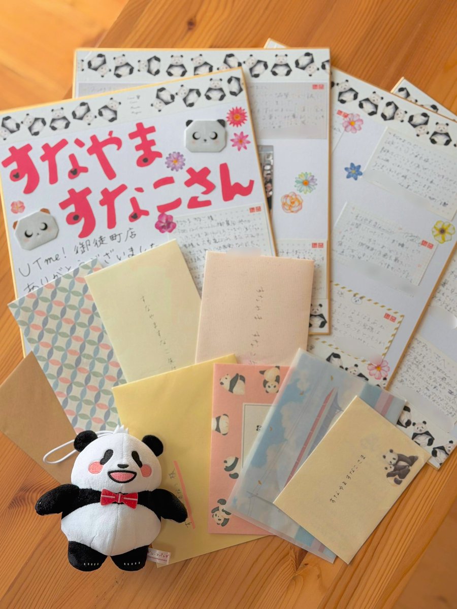 sunayamaco's tweet photo. 【ユニクロ御徒町店・サイン会にご参加いただいたみなさまへ】

改めまして、ご来店くださったみなさま
そしてサイン会にご参加いただいた112名を超えるみなさま
本当にありがとうございました！

普段のにがおえ会では1日にお会いできる人数が限られてしまうため
「もっとたくさんの方と直接お話しできないかな」と
ユニクロ御徒町店さまと相談し

今回は恐れ多くも
《サイン会・記念写真撮影会》という形で
開催していただきました。

実は予約開始後、ユニクロ公式さまにも
告知をしていただく予定だったのですが、
発表後すぐに全枠が埋まってしまいました。
（後日発表に変更となりました）

わたしは「112枠もみなさま本当に来てくださるのだろうか😨」と
かなりそわそわしていたので🤣

本当にびっくり��ましたし、
とても励みになりました。

以前開催した各地のイベントにも来てくださっている方や、
ずっと前につくったアイテムを
身につけて来てくださった方もたくさんいて
「そんなに前から見てくださっているのか！」と何度も驚きました。
そしてみなさま、本当に物持ちがいい……！笑
大切にしていただけてとても嬉しいです。

パンダを描きはじめてもうすぐ10年。
まさかユニクロさまでイベントをさせていただける日が来るとは
思ってもみませんでした。

今回、参加者の方に
3年前のイベントで撮影したお写真を見せていただいたのですが
ベニヤ板の前で撮影したものでした。

そこからユニクロ御徒町店さまの
空調の効いたきれいな什器の前へ……

ビジュアル的にはかなり
ステップアップしているのではないでしょうか。���

まだまだ自分が思い描いている景色には遠い、これからの作家です。

それでも、みなさまのおかげで
こうして楽しくサイン会を終えることができました。
本当にありがとうございました。

【差し入れやお手紙をくださったみなさまへ】
あたたかいお心遣いをありがとうございます！
特に食べ物は、最近のボディメイクの投稿から
気を遣わせてしまいましたね（今は大会が終わったので自由です🤣）
でもそのお気持ちがとても嬉しかったです。

お手紙は何より嬉しい宝物です。
おうちで大切に何度も読ませていただきます。

【ユニクロ御徒町店のスタッフのみなさまへ】
2日間、終始完璧なオペレーションと細やかなお気遣いを
本当にありがとうございました！

各フロアを移動するたびにあたたかく声をかけてくださり
「なんて素敵なお店なんだ！！！」と何度も感動しました。

UTme!でたくさんのお客様が楽しそうにお買い物をされているのも
スタッフのみなさまが親身になって対応されているからなのだなあと
改めて感じました。

ご来店い��だいたみなさま、ご参加いただいたみなさま、
そしてユニクロ御徒町店のスタッフのみなさま
とっても楽しい2日間を本当にありがとうございました🐼🤎
