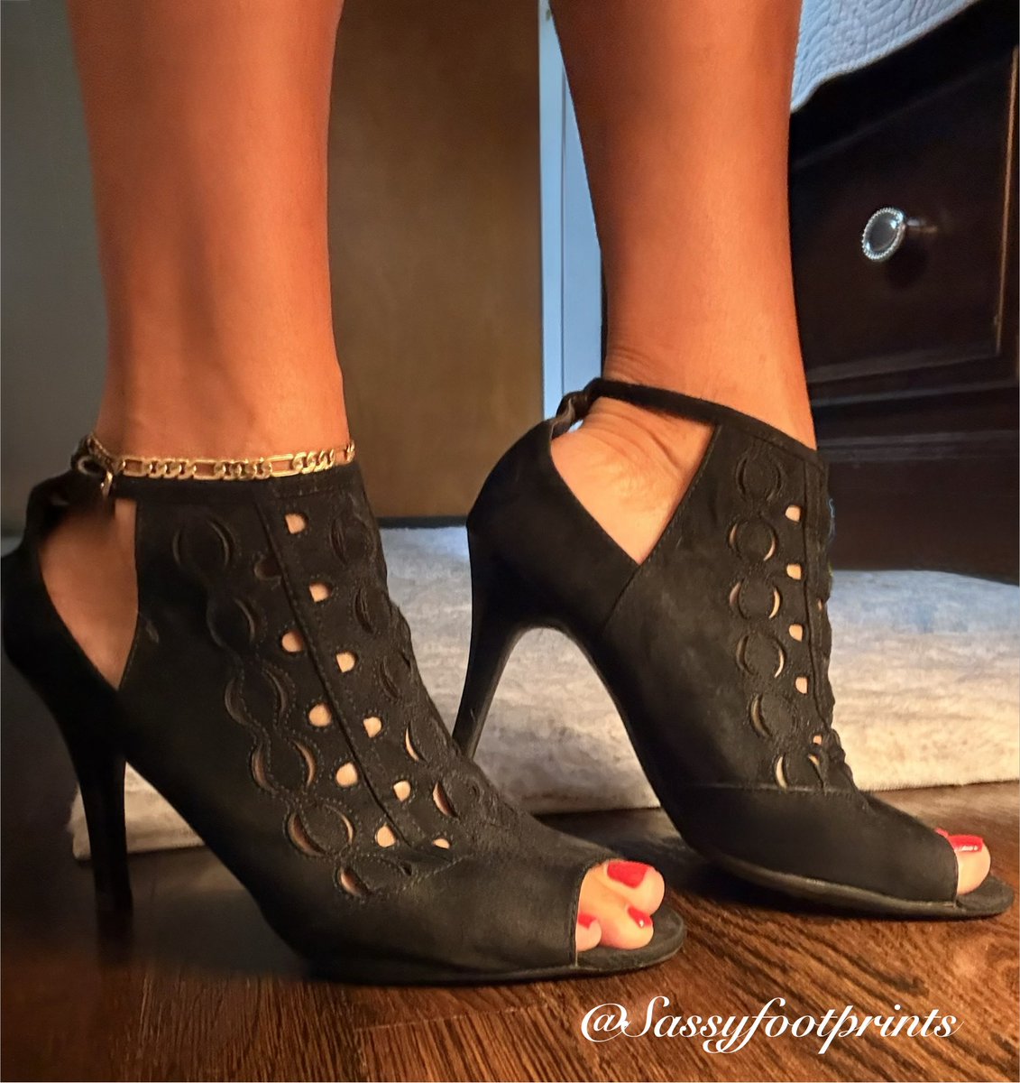 Sassyfootprints's tweet photo. Heels. Dinner. Then we’ll see… 
Free promo &amp; more content https://t.co/LgjmPGvU6X or by request, CashApp Only! https://t.co/BuFaI3Blyz