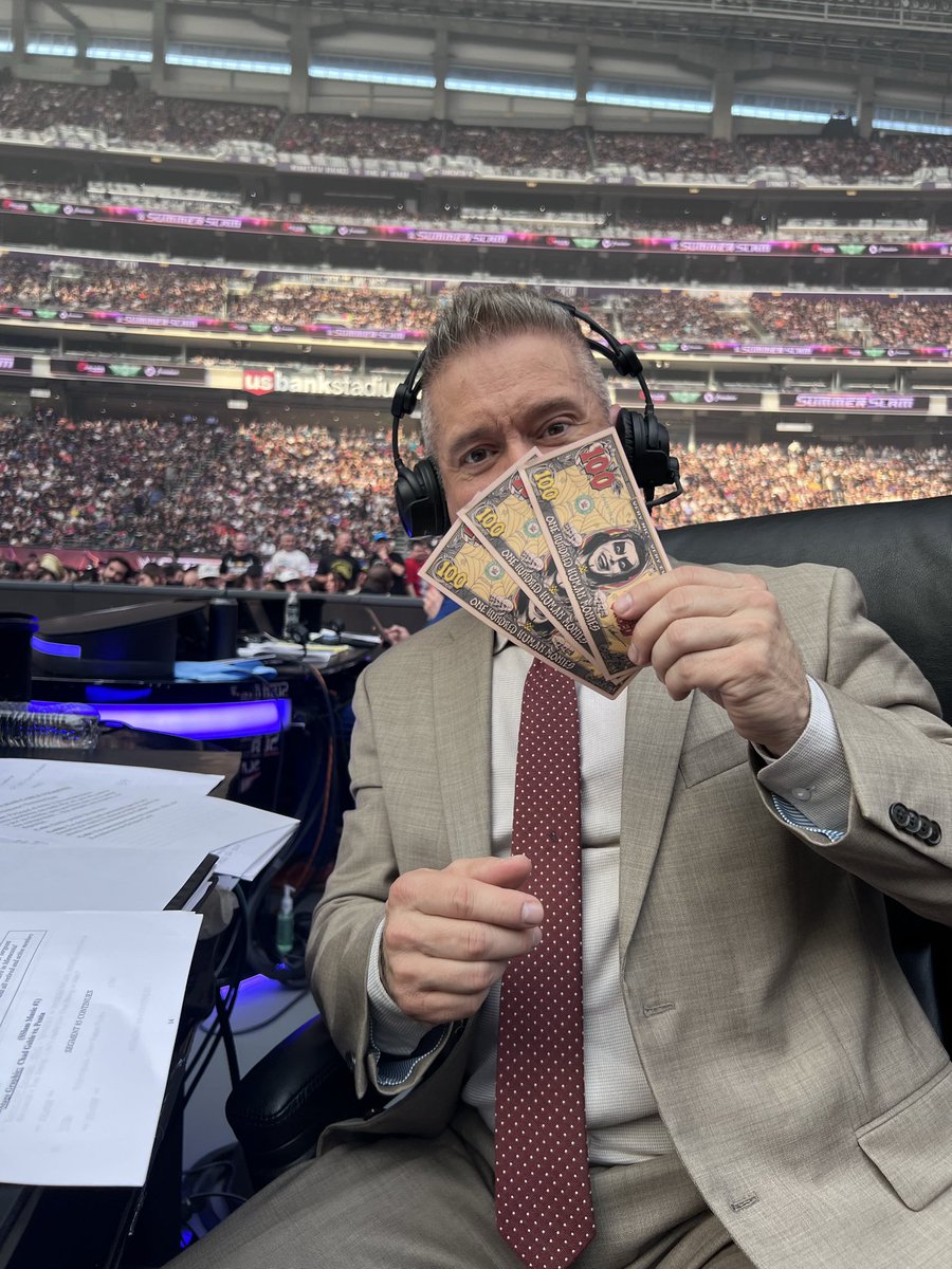 MarceloAtWWE's tweet photo. ¿Quién quiere? 

#dinerohumano
#summerslam https://t.co/Zh0y3sJUzX