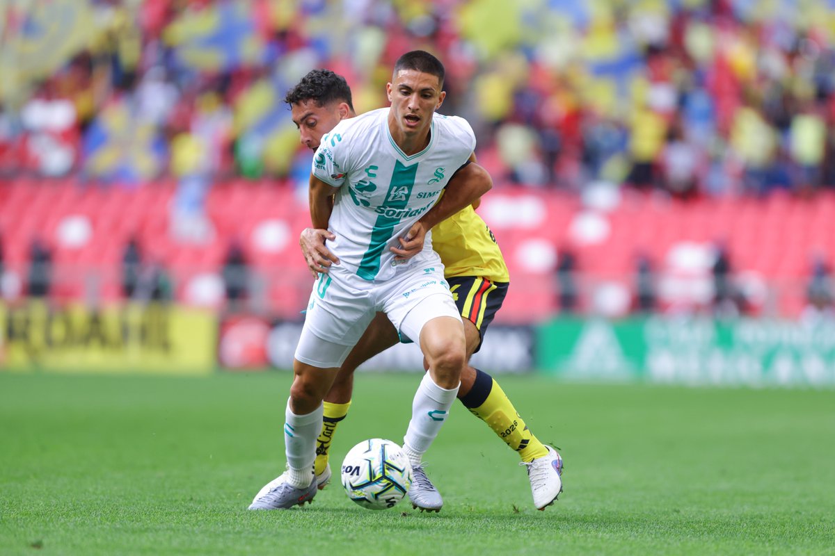 LigaBBVAMX's tweet photo. Intensa primera mitad en el estadio Banorte. Terminan los primeros 45'. 🔥

@ClubAmerica 1-0 @ClubSantos | 🦅🆚⚔️🟢

#AMESAN #J3 | #LaLigaDeLaAfición https://t.co/ploNT1kzq0