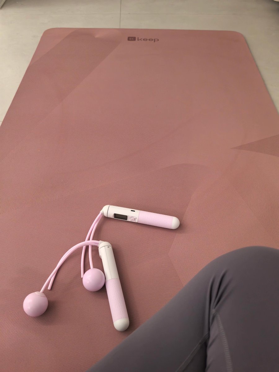 simoawhl's tweet photo. I started practicing yoga, but actually I secretly played on my phone for a while before starting the workout.😂 https://t.co/PqoH8A6Z3u