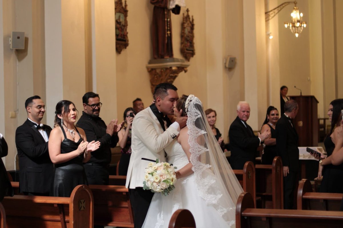 dulceotruco97's tweet photo. Mi boda de en sueño, con el hombre de mis sueños.  Te amo mi Iván.  
Fam Castillo Gutiérrez 🤍 https://t.co/bQqPDVpCFD