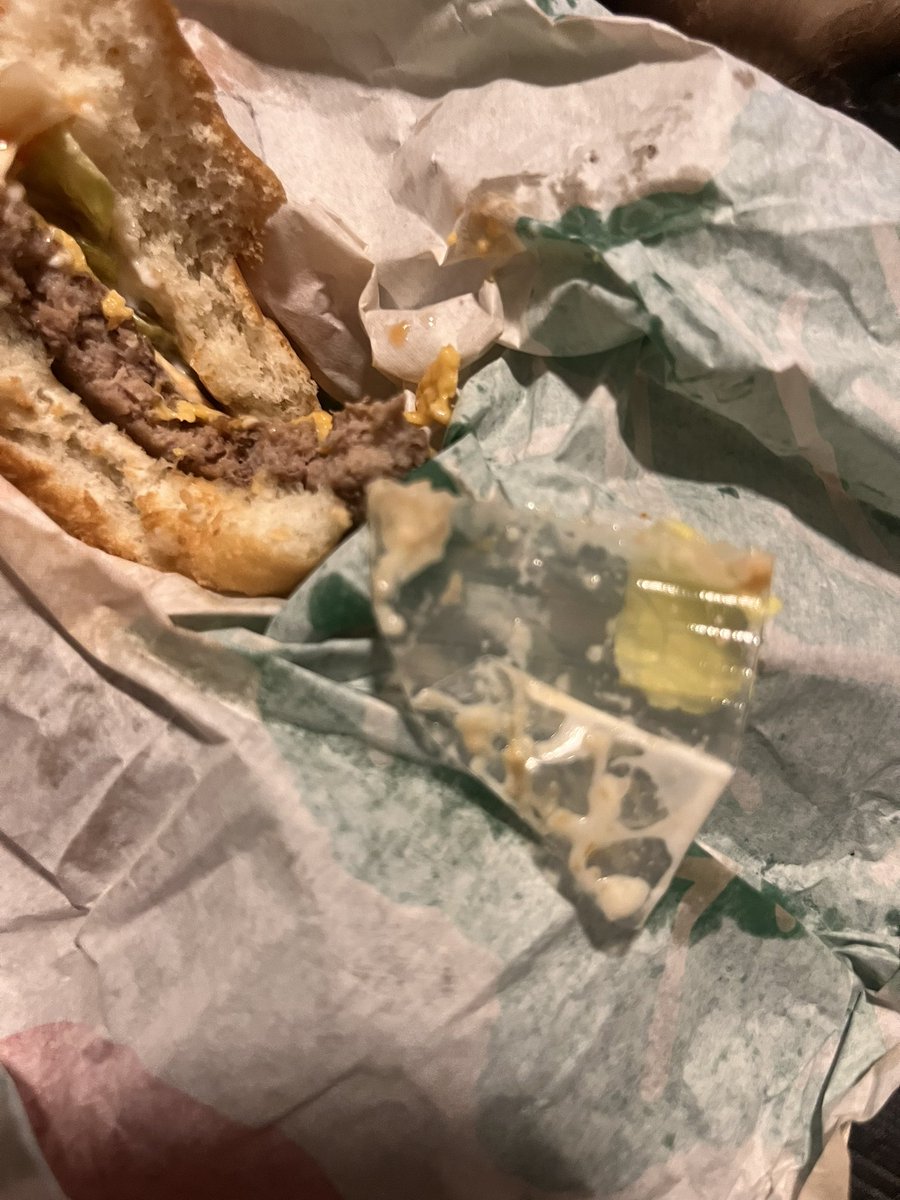 SkinerBold's tweet photo. @BurgerKingBR, isso é inadmissível 

Hoje comprei 2 lanches na promoção king em dobro e um deles veio com um pedaço enorme de plástico dentro do hambúrguer. Por muito pouco não engasguei. https://t.co/14839P5o8j