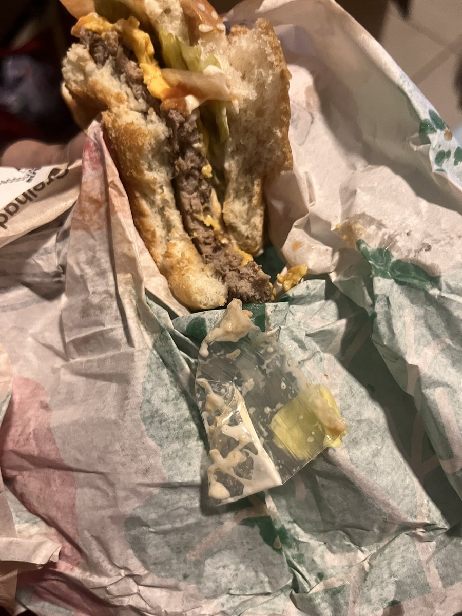 SkinerBold's tweet photo. @BurgerKingBR, isso é inadmissível 

Hoje comprei 2 lanches na promoção king em dobro e um deles veio com um pedaço enorme de plástico dentro do hambúrguer. Por muito pouco não engasguei. https://t.co/14839P5o8j