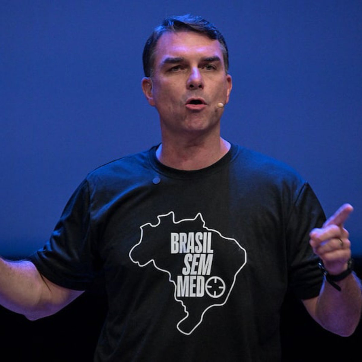 bralternativo_'s tweet photo. 🇧🇷⚖️ Flávio Bolsonaro promete QUADRUPLICAR penas por furto e receptação e fazer presos trabalharem na cadeia:

🗣️ “O atual governo justifica que você não pode prender alguém por causa de um roubo de celular (...) Eu vou QUADRUPLICAR a pena mínima para furto de celular, sendo de 8 anos, e o vagabundo quando ficar preso vai trabalhar para dar valor ao trabalho.”
