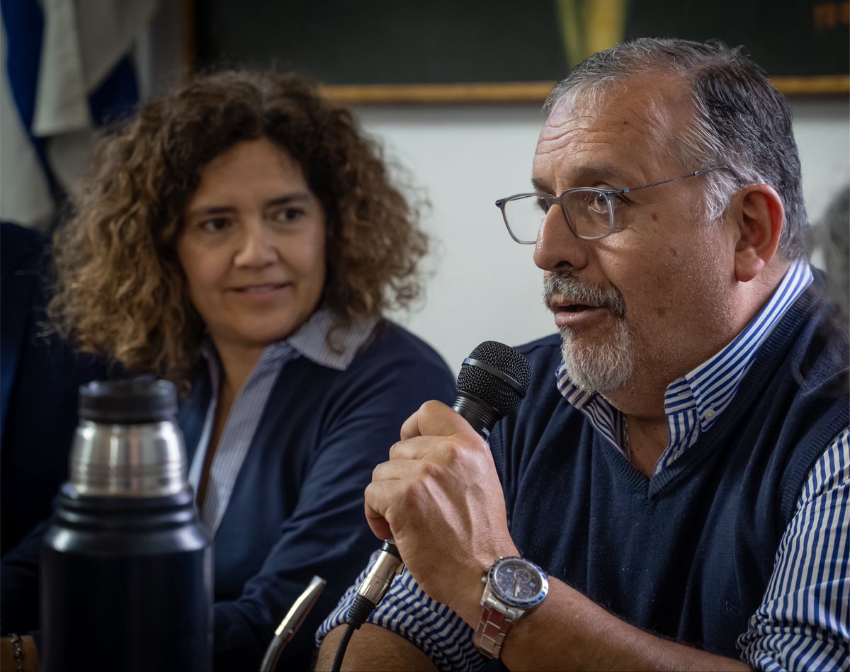 fernando_amado's tweet photo. Este fin de semana, Soriano nos recordó por qué vale la pena militar.

En Mercedes realizamos el Segundo Encuentro Nacional de UNIR y el primero en el interior del país. Llegaron compañeras y compañeros de distintos departamentos, con ideas, experiencias, que aportaron discusión honesta y ganas de construir. Hay mucha gente dispuesta a ponerle el cuerpo a una política que no se mire el ombligo.

UNIR nació para eso. Para recorrer el territorio y escuchar sin libretos cerrados. Para defender con lealtad lo que nuestro gobierno está haciendo bien, señalar lo que debe mejorar y transformar la insatisfacción en una agenda concreta de cambios.

Queremos construir una izquierda democrática, republicana y profundamente laica, que esté cerca de quienes más necesitan de la política y que nunca pierda de vista los problemas cotidianos de nuestra gente.

Esta fuerza no la construye una persona ni una banca en el Parlamento. Se construye desde abajo, entre todas y todos, con organización y convicciones.

Me fui de Soriano con más responsabilidad, pero también con mucha más esperanza. Tenemos militancia, tenemos ideas, tenemos futuro.

El camino recién empieza. Sigamos construyéndolo