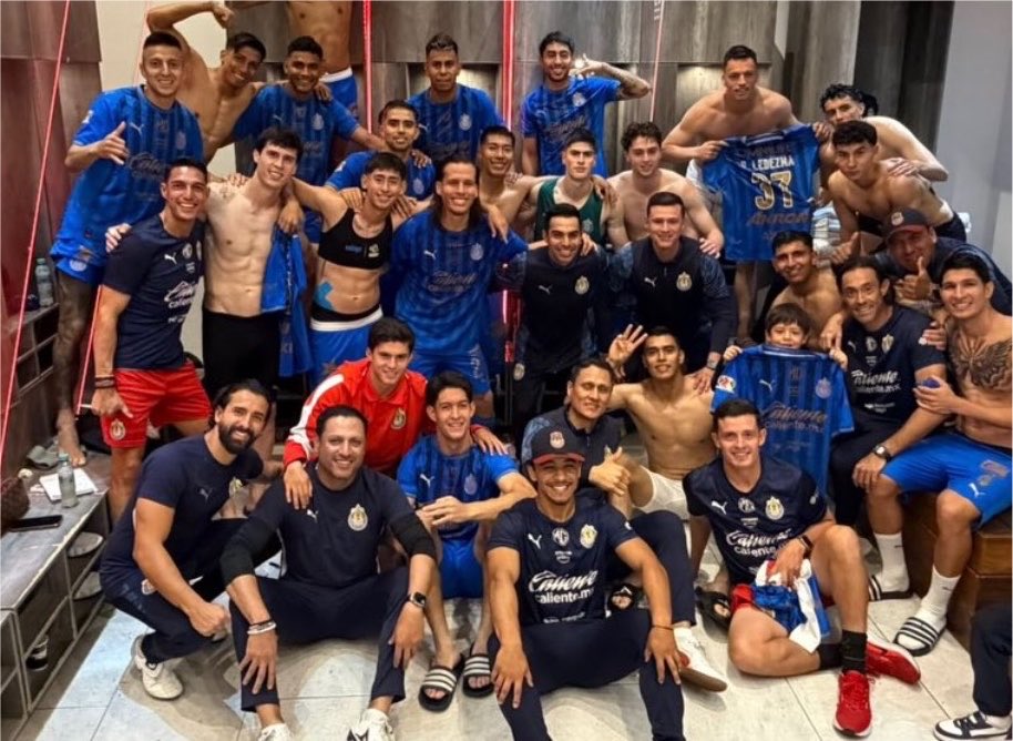 cvxleon_tv's tweet photo. Con la camisa azul 10/10 y sin ella también 🫦🫦 https://t.co/8HgNdXSqDa