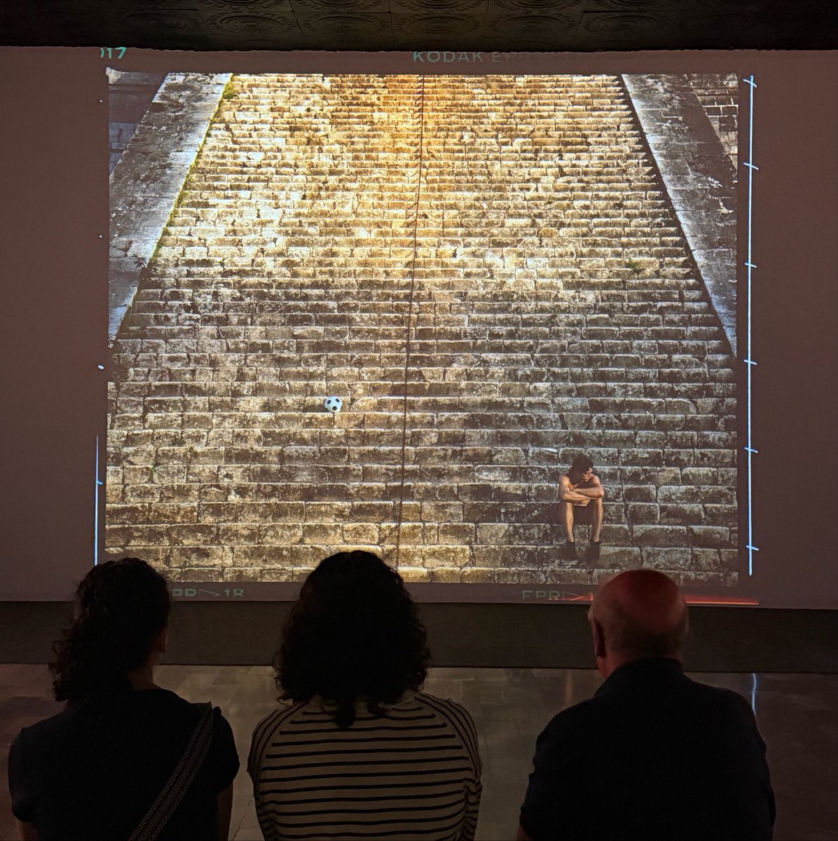 thenewonder's tweet photo. Imagínate que montan una muestra de Annie Leibovitz en el Museo Nacional de Antropología, pero sólo le dan una salita con recortes todos mal pegados, dos proyectores y textos interpretativos con tamaño de ficha técnica 💔 https://t.co/sxYbw59N6o
