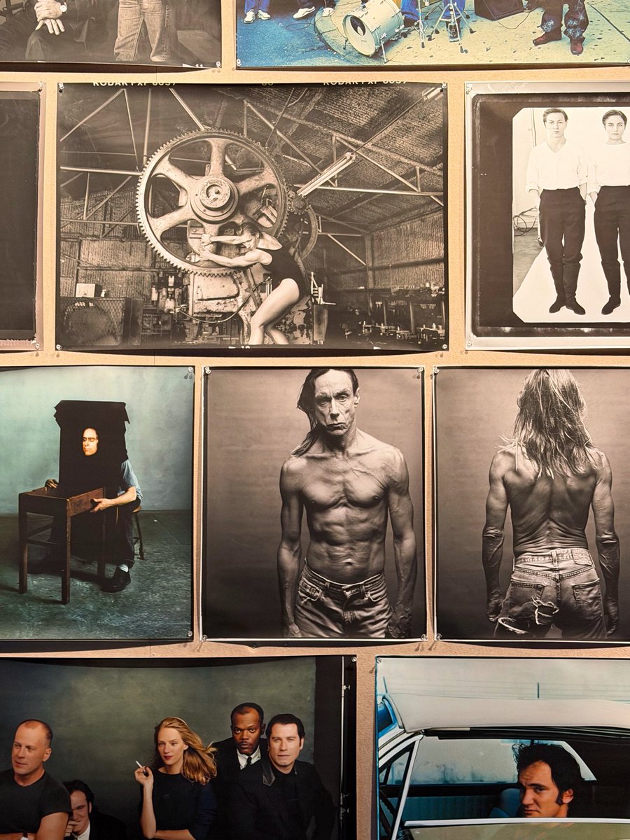 thenewonder's tweet photo. Imagínate que montan una muestra de Annie Leibovitz en el Museo Nacional de Antropología, pero sólo le dan una salita con recortes todos mal pegados, dos proyectores y textos interpretativos con tamaño de ficha técnica 💔 https://t.co/sxYbw59N6o