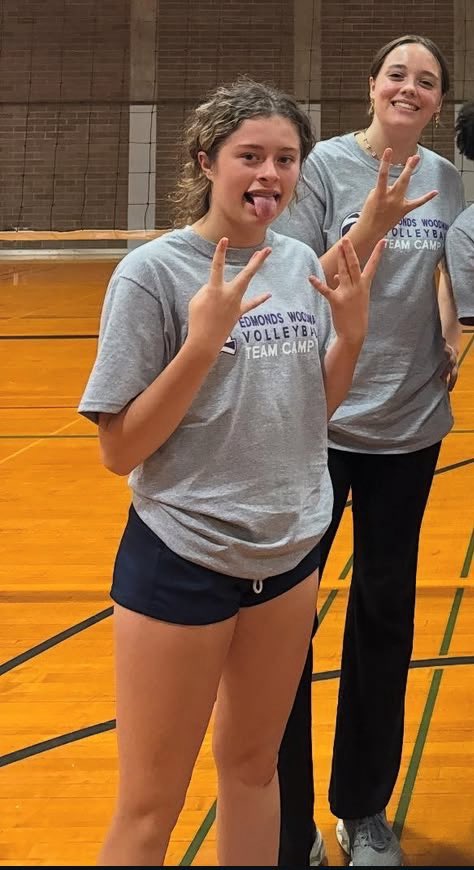 IRLbopLuver's tweet photo. Makayla Hansen is the cutest tight volleyball player https://t.co/mlJ9LDldb2