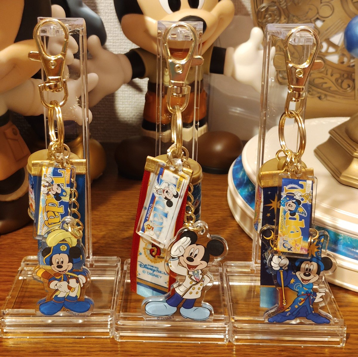 marikko0908's tweet photo. シーのカプセルトイのチャームを玄関に飾ってみた。ダイソーのキーホルダースタンドがいいってことなので買ってきたんだけど、このチャームのために作ったのかと思うほどで感動✨ https://t.co/f7EOS94WMn