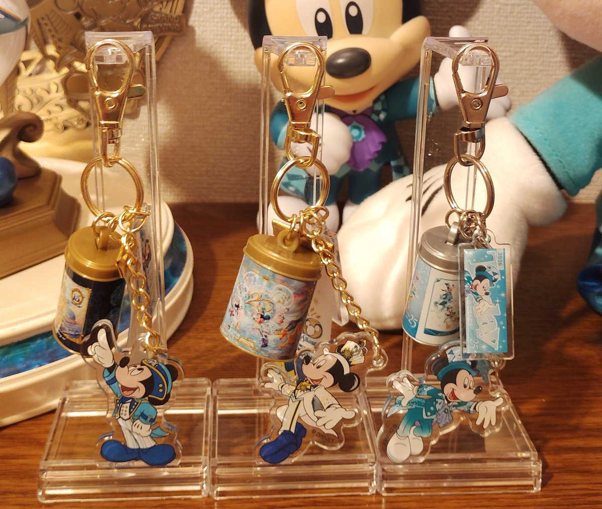 marikko0908's tweet photo. シーのカプセルトイのチャームを玄関に飾ってみた。ダイソーのキーホルダースタンドがいいってことなので買ってきたんだけど、このチャームのために作ったのかと思うほどで感動✨ https://t.co/f7EOS94WMn