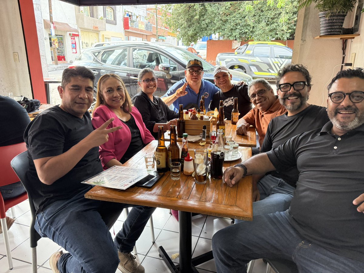 alfredoestrella's tweet photo. ¡Un-dos-tres por mí, que estoy atrás del Chaparro!
Cada tercer miércoles de julio, es una tradición salir a #festejar el #diadelasecretaria. Aunque los tiempos han cambiado, y los puestos han evolucionado favorablemente a cosas como gerente administrativo, subgerente o asistente; nosotros seguimos tomándolo como #pretexto para reunirnos y reírnos. ¡Salud! 🍻 🥂